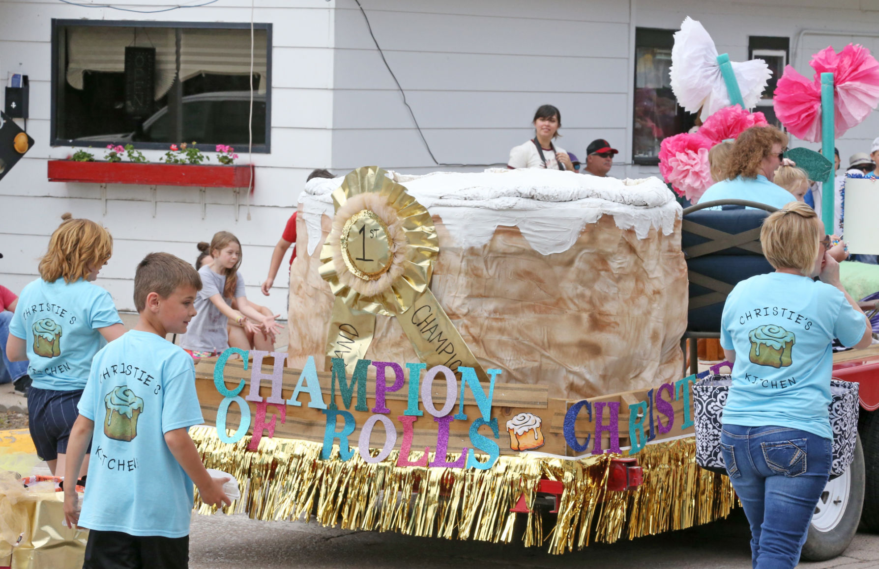 061619_AnnevarParade003_ak.JPG